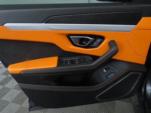 Used 2020 Lamborghini Urus image 25