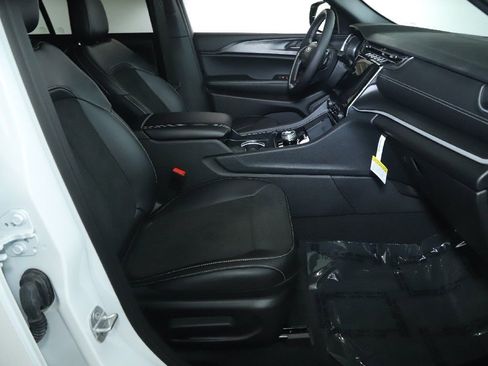 Used 2025 Jeep Grand Cherokee 4WD image 33