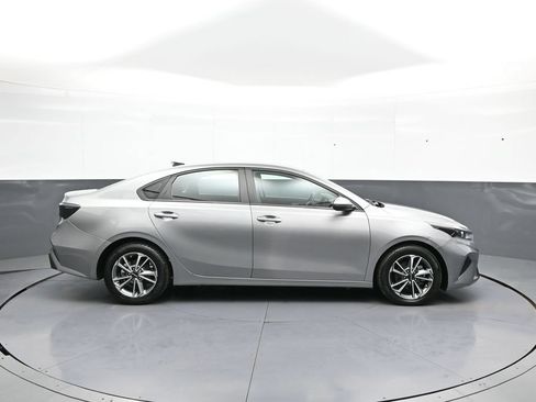 Used 2022 Kia Forte LXS w/ LXS Technology Package FWD image 5