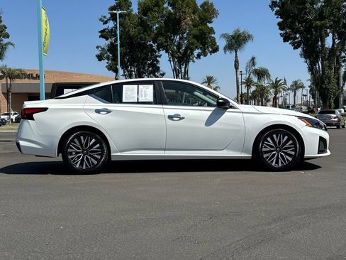 Used 2025 Nissan Altima 2.5 SV FWD image 2