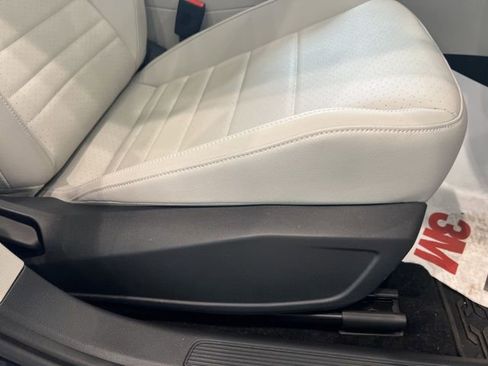 Used 2023 Volkswagen Jetta SE w/ Panoramic Sunroof Package FWD image 21