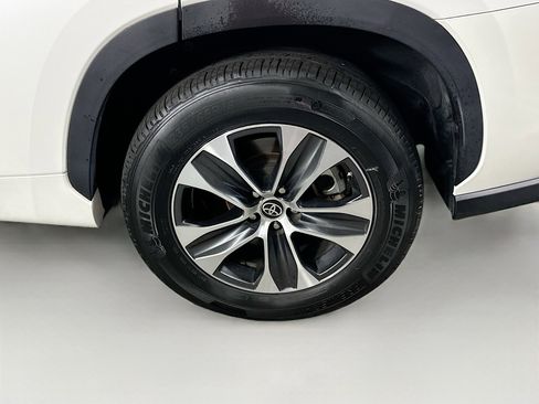 Used 2021 Toyota Highlander XLE image 11