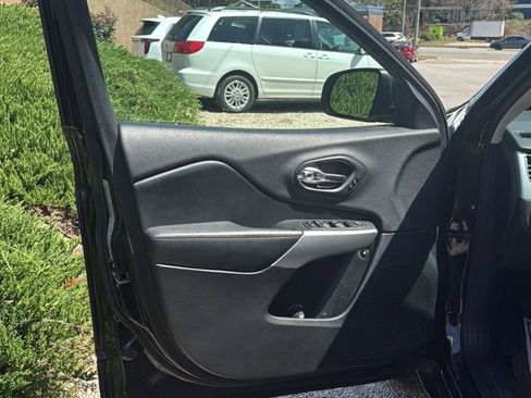 Used 2017 Jeep Cherokee Overland w/ Technology Group image 10