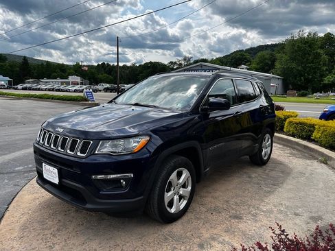 Used 2018 Jeep Compass Latitude w/ Cold Weather Group AWD/4WD image 3