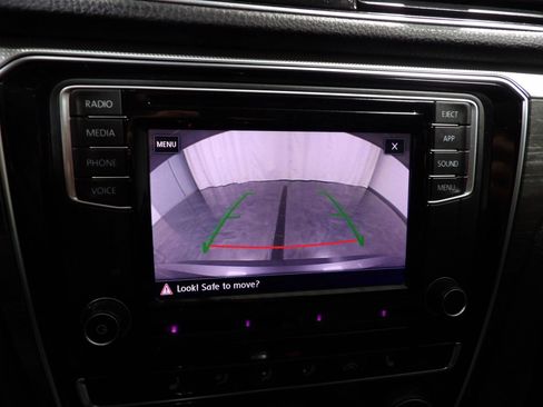 Used 2018 Volkswagen Passat 2.0T SE FWD image 16