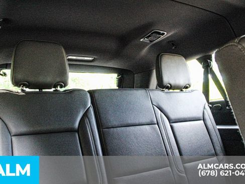Used 2025 Chevrolet Suburban Z71 AWD/4WD image 21
