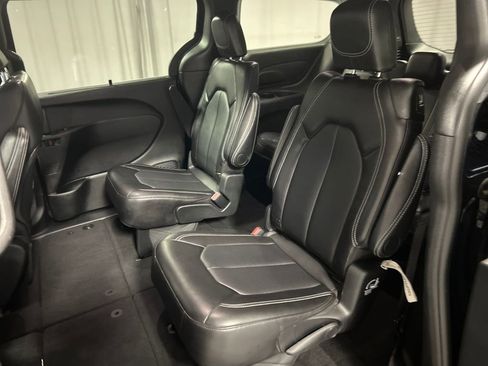 Used 2025 Chrysler Pacifica Select image 23