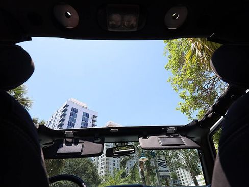 Used 2017 Jeep Wrangler Unlimited Sahara w/ Connectivity Group AWD/4WD image 30