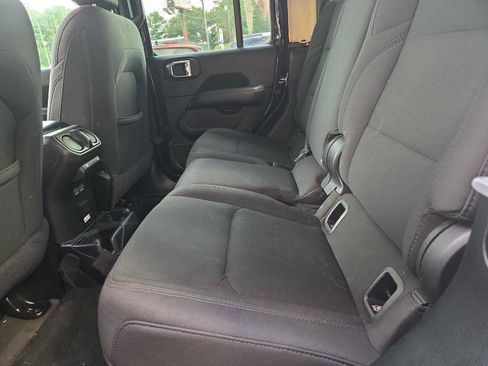 Used 2020 Jeep Gladiator Overland w/ Cold Weather Group image 10