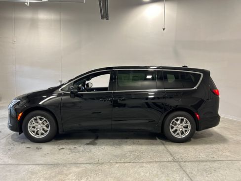 New 2027 Chrysler Pacifica Select FWD image 9
