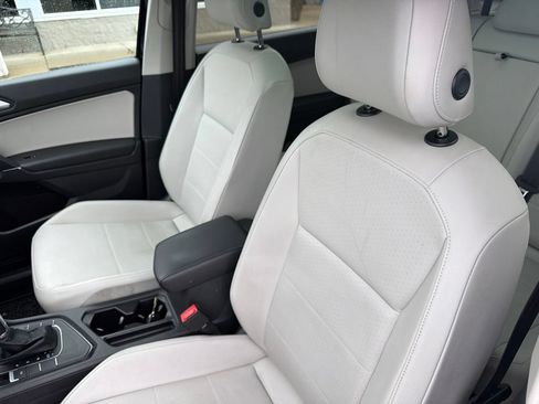 Used 2018 Volkswagen Tiguan SE w/ Panoramic Sunroof Package FWD image 9