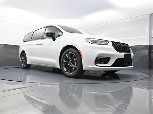 New 2026 Chrysler Pacifica Select image 17