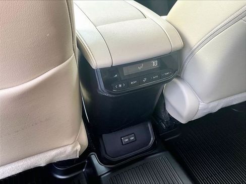 Used 2023 Toyota Highlander XLE AWD/4WD image 30