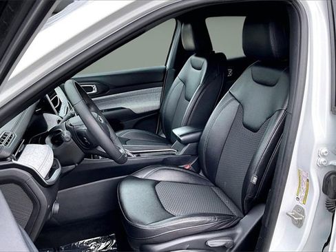 Used 2024 Jeep Compass Latitude image 21