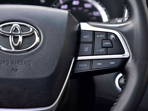 Certified 2023 Toyota Highlander XLE image 19