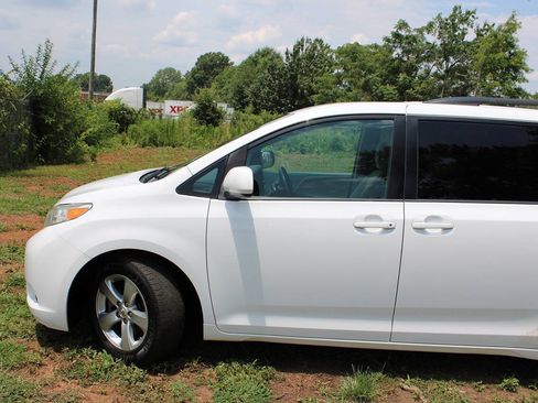 Used 2015 Toyota Sienna LE FWD image 10