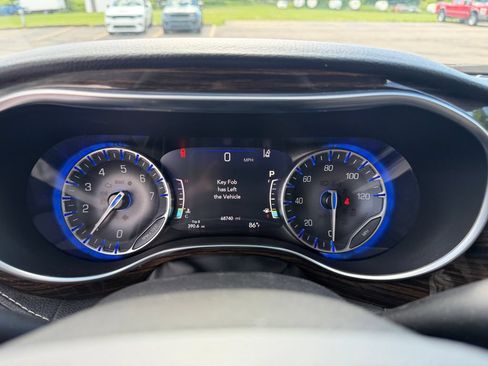 Used 2022 Chrysler Pacifica Limited AWD/4WD image 27