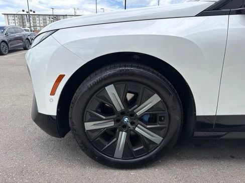 Used 2024 BMW iX xDrive50 w/ Sport Package AWD/4WD image 4