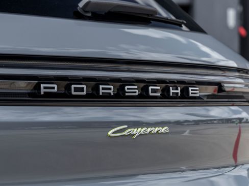 Certified 2024 Porsche Cayenne AWD/4WD image 14