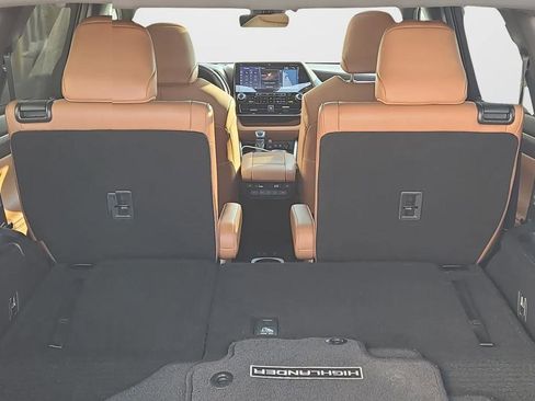 Used 2021 Toyota Highlander Platinum image 12