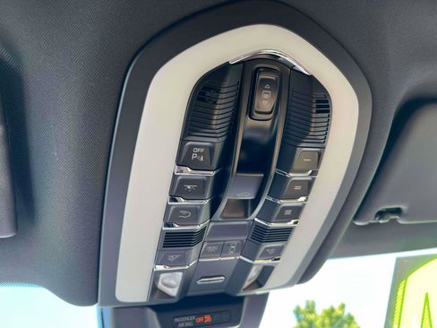Used 2024 Porsche Macan AWD/4WD image 10