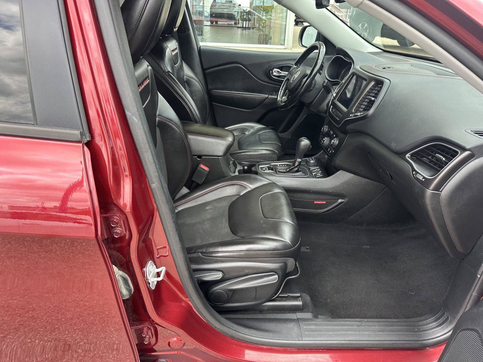 Used 2021 Jeep Cherokee Trailhawk w/ Comfort & Convenience Group AWD/4WD image 23