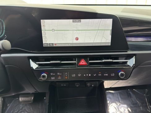 Used 2024 Kia Niro EX FWD image 21