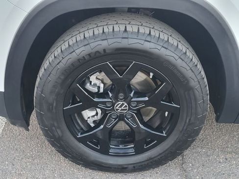 Used 2024 Volkswagen Atlas Peak Edition SE image 10