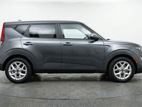 Used 2025 Kia Soul LX w/ LX Technology Package FWD image 11