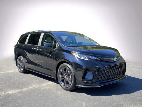 Used 2025 Toyota Sienna XSE image 2