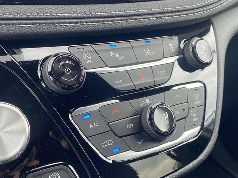 New 2026 Chrysler Pacifica Select AWD/4WD image 16