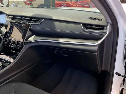 Used 2023 Jeep Grand Cherokee L Laredo image 18