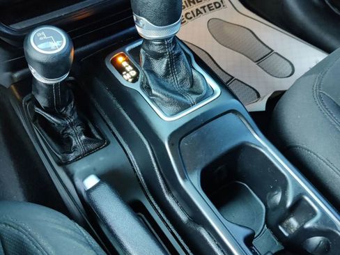 Used 2018 Jeep Wrangler Unlimited Sport image 23