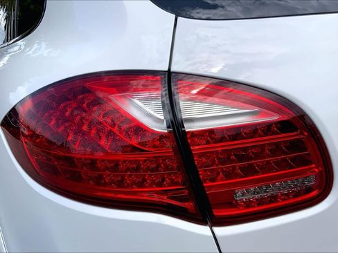 Used 2013 Porsche Cayenne Turbo AWD/4WD image 28
