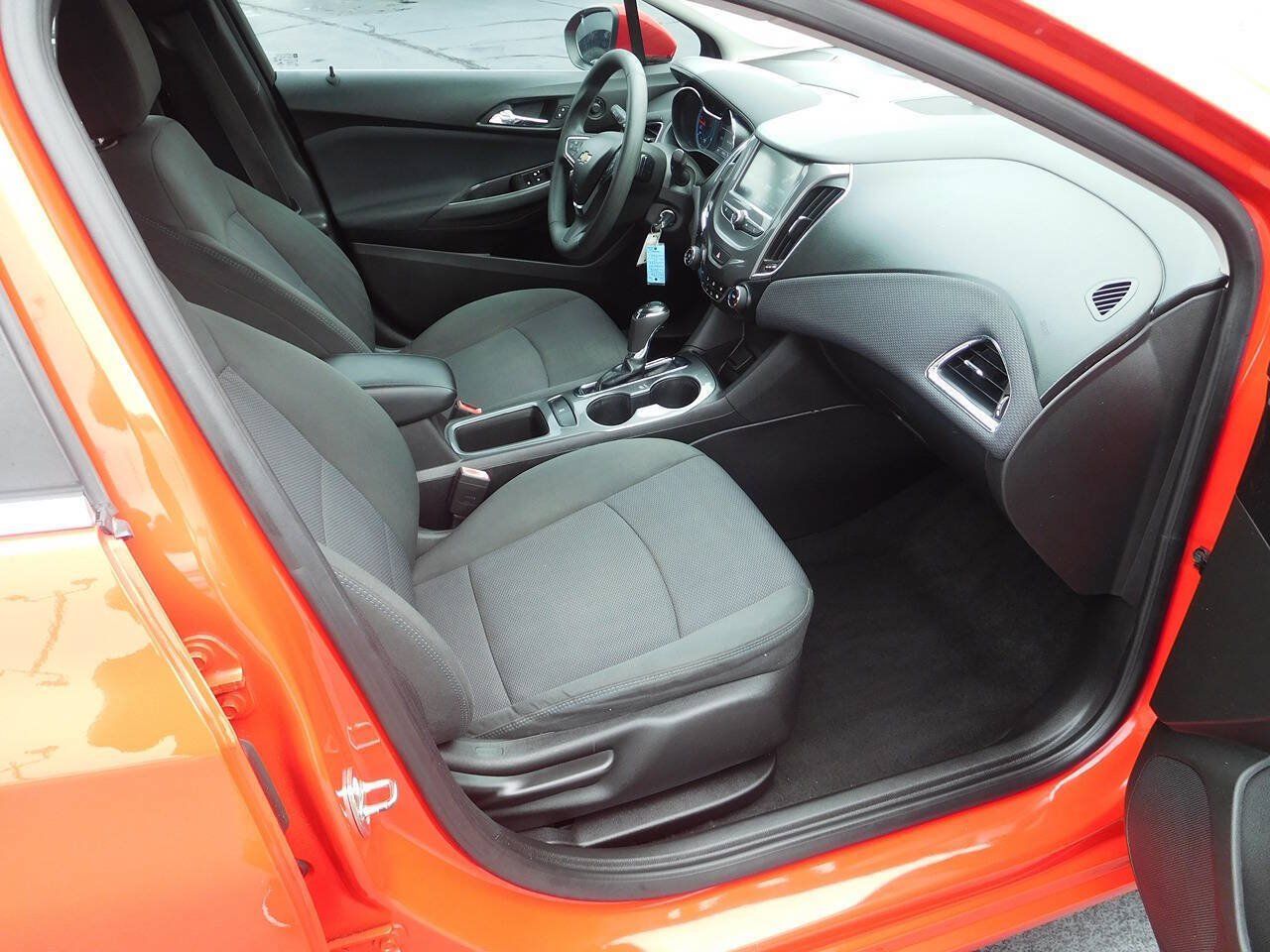 Used 2018 Chevrolet Cruze LT FWD image 11