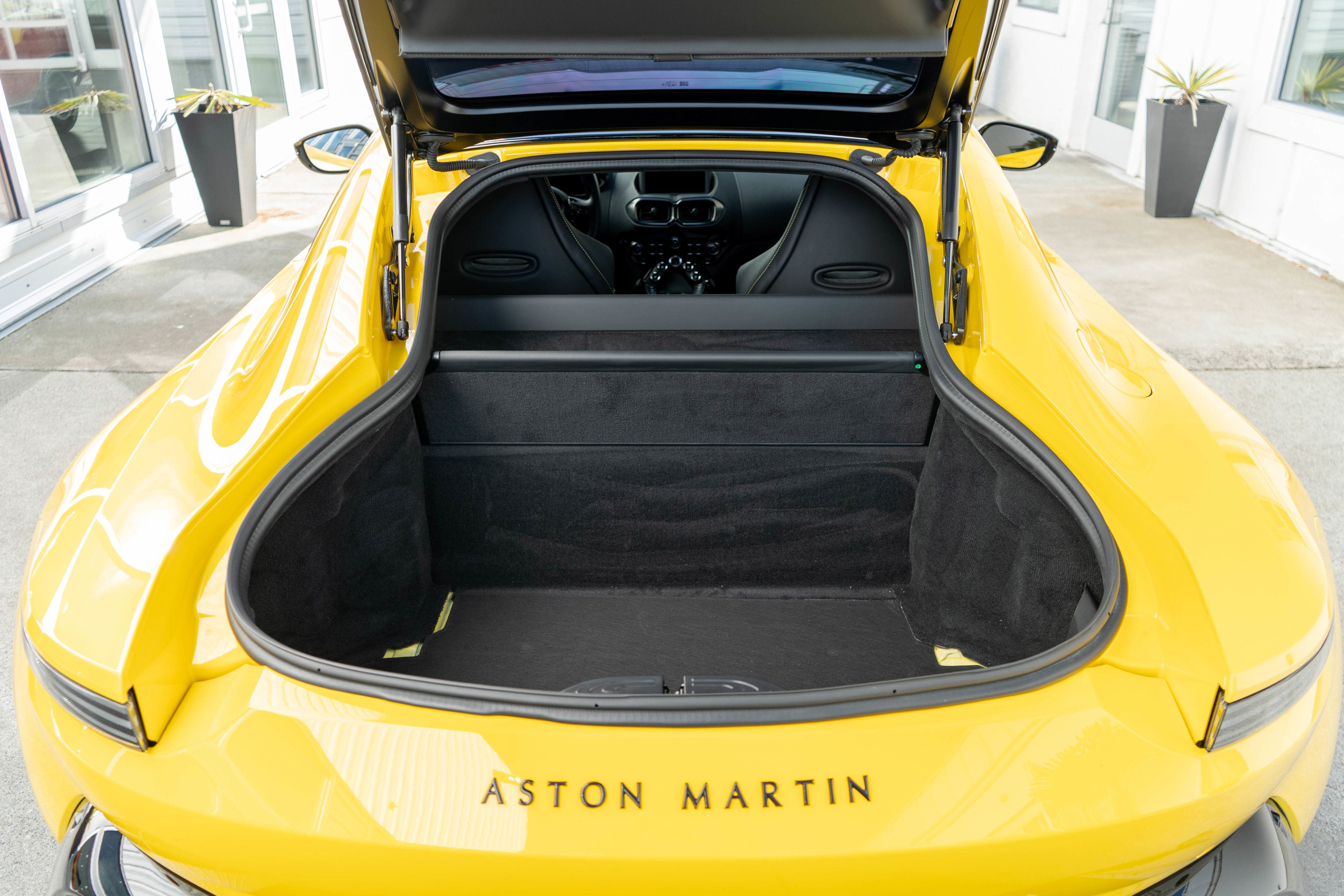Used 2023 Aston Martin V8 Vantage Coupe RWD image 27