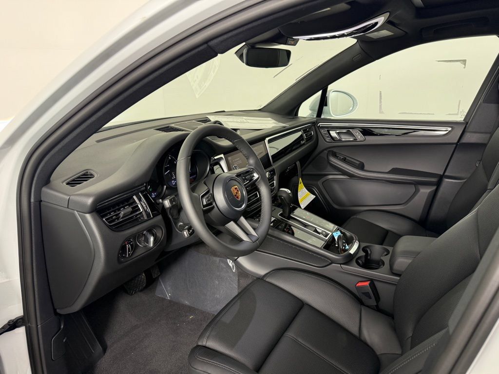 Certified 2026 Porsche Macan AWD/4WD image 4