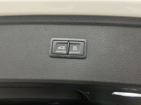 Used 2022 Audi Q5 e Premium w/ Convenience Package AWD/4WD image 30