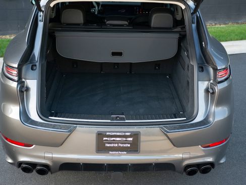 Certified 2025 Porsche Cayenne GTS image 38