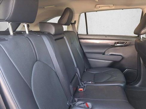 Used 2023 Toyota Highlander Limited FWD image 15