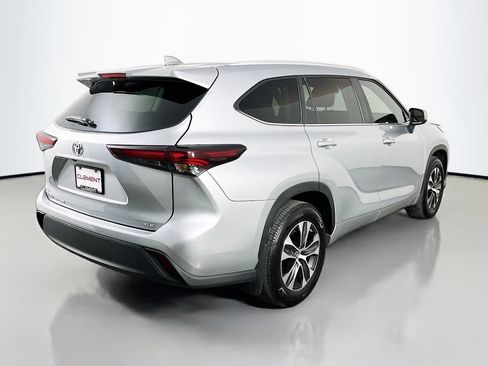 Used 2025 Toyota Highlander XLE FWD image 7