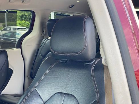 Used 2019 Chrysler Pacifica Touring-L FWD image 23