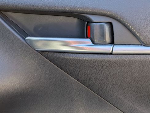 Used 2018 Toyota Camry LE FWD image 34