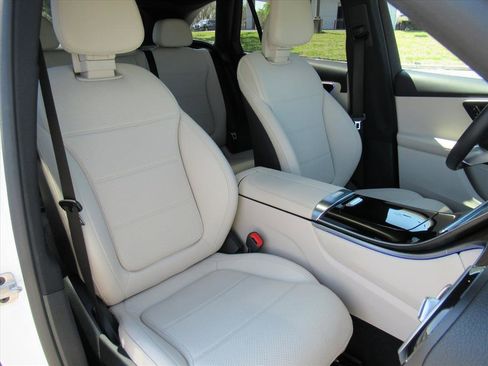 Used 2025 Mercedes-Benz GLC 300 image 9