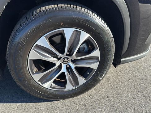 Used 2022 Toyota Highlander XLE image 9