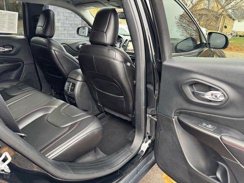 Used 2019 Jeep Cherokee Trailhawk w/ Cold Weather Group image 29