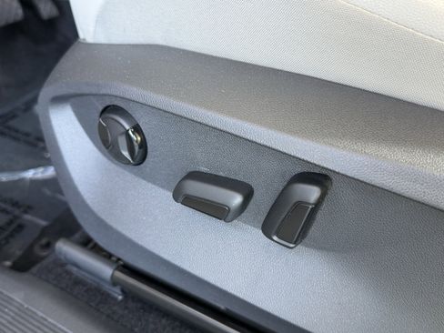 Used 2023 Volkswagen Tiguan SE w/ Panoramic Sunroof Package FWD image 3