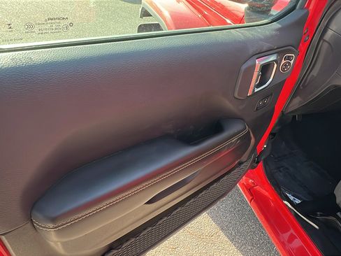 Used 2025 Jeep Wrangler Sahara image 14