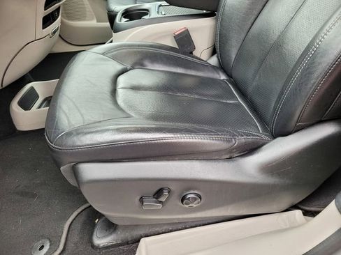 Used 2022 Chrysler Pacifica Touring-L image 17