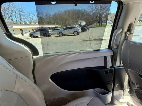 Used 2021 Chrysler Pacifica Touring-L FWD image 29